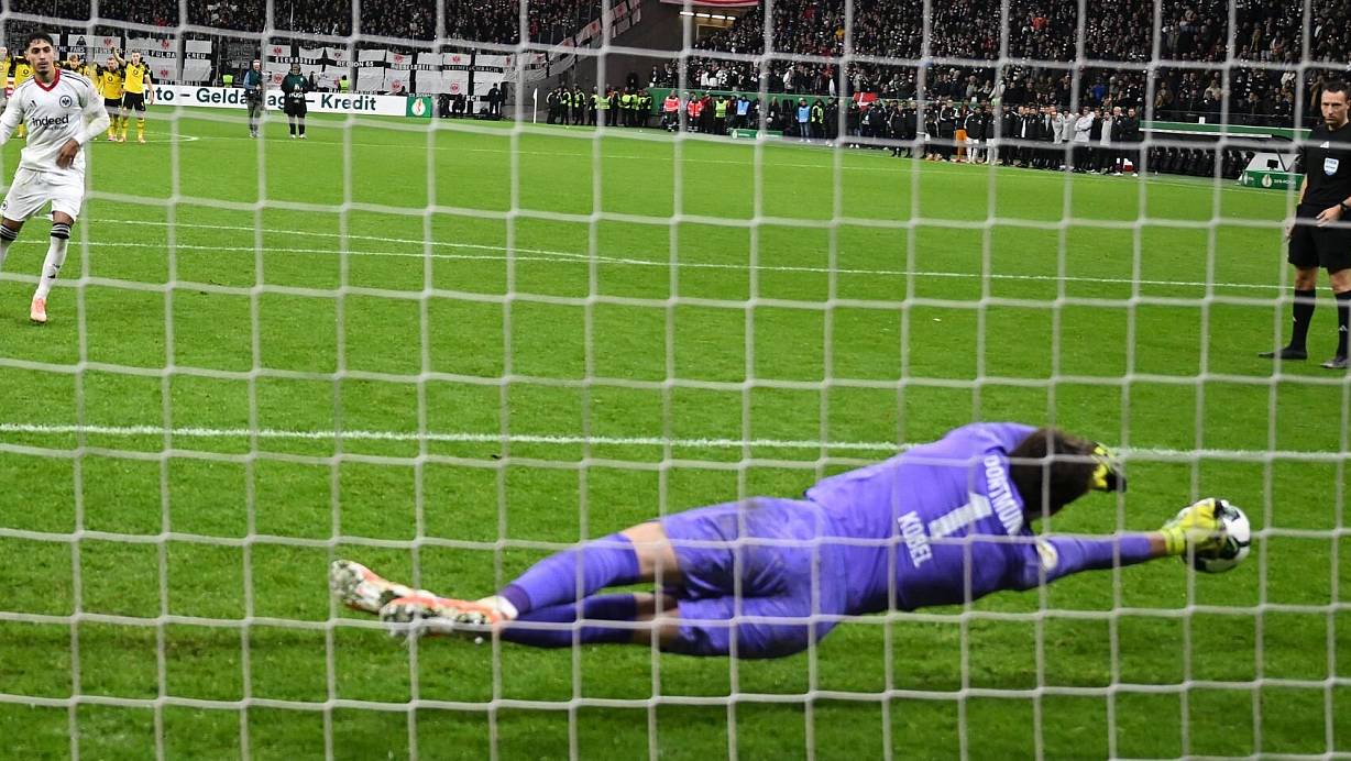 Wird zum Helden: Gregor Kobel im BVB-Tor | © Arne Dedert/dpa