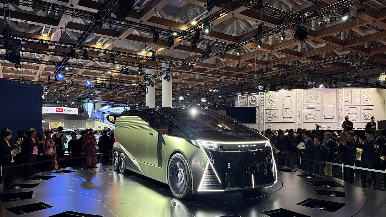 Lexus präsentierte den LS-Minivan mit sechs Rädern und viel Komfort. | © Thomas Geiger/dpa-tmn