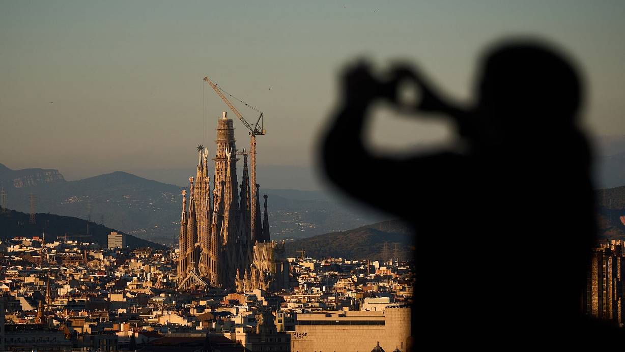 Mit einem neuen Kreuzsegment überragt die Basilika in Barcelona erstmals das Ulmer Münster. | © Emilio Morenatti/AP/dpa