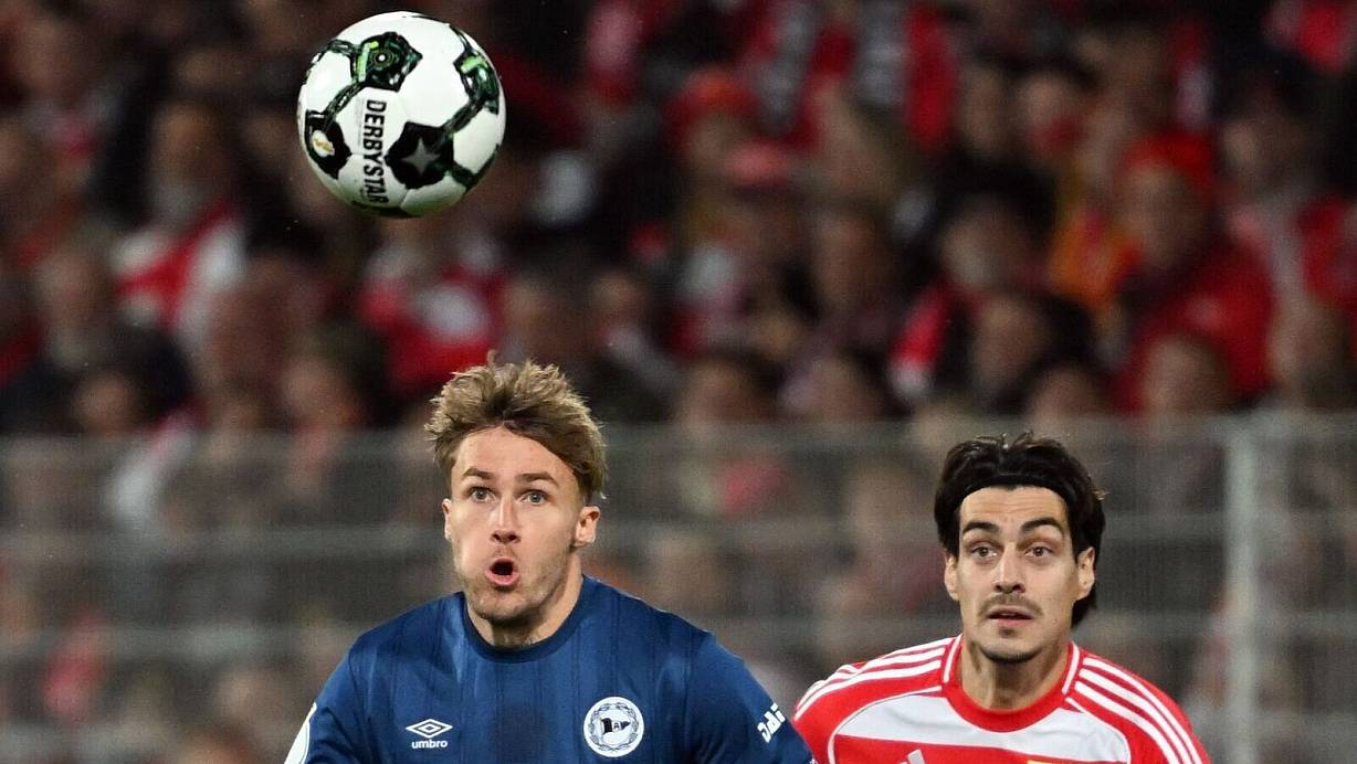 Bielefelds Kunze (l.) und Union Leite (r.) visieren den Ball an. | © Soeren Stache/dpa