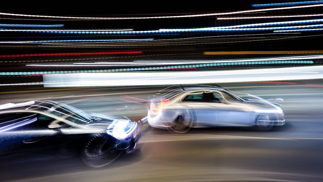 Geblinkt und doch nicht abgebogen: Entscheidet sich der Vordermann wider Erwarten um, können andere Verkehrsteilnehmer mithaften, falls es zum Crash kommt. | © Frank Rumpenhorst/dpa/dpa-tmn