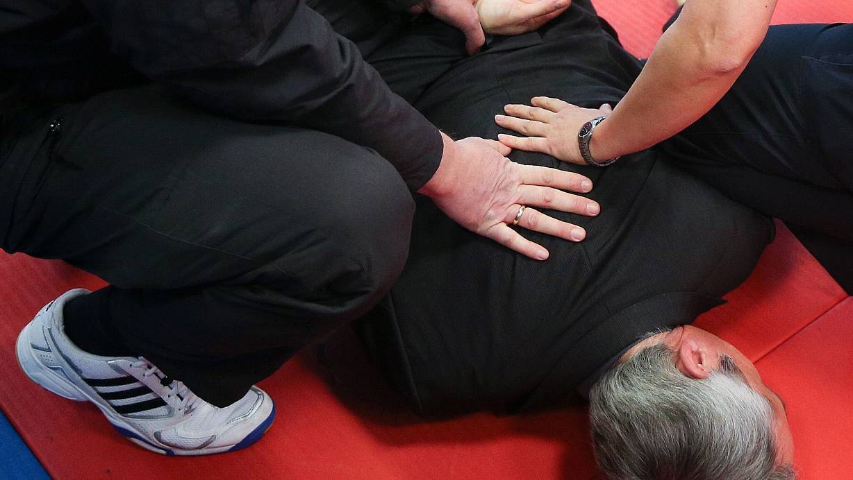 Jemanden gegen dessen Willen festhalten? Hat jemand zuvor eine Straftat begangen, dürfen couragierte Bürgerinnen und Bürger tatsächlich von einer Jedermann-Festnahme Gebrauch machen. | © Axel Heimken/dpa/dpa-tmn