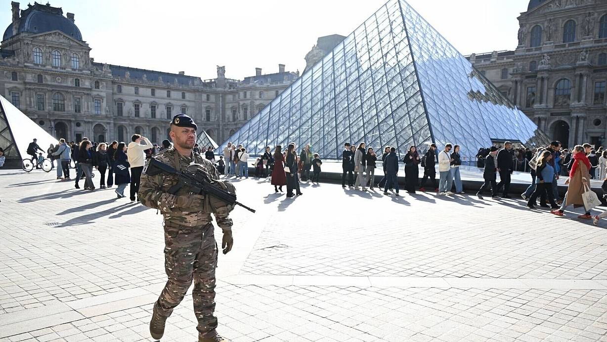 Frankreichs Kulturministerin sagt noch in diesem Jahr neue Sicherheitsmaßnahmen für das Louvre-Museum zu. (Archivbild) | © Emma Da Silva/AP/dpa