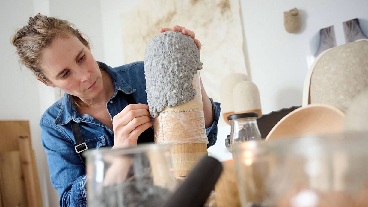 Eine Urne entsteht mit Material aus der Alltagswelt der Toten - Angehörige können selbst Hand anlegen | © Bernd Thissen/dpa