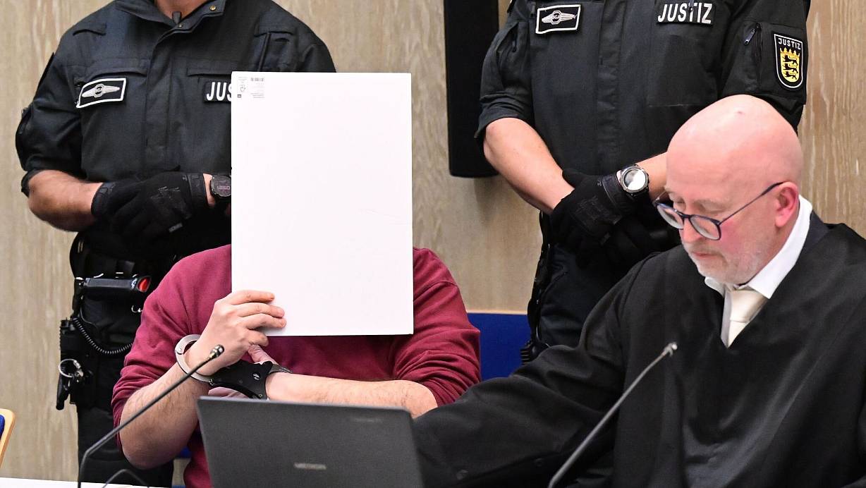 Für den Angeklagten las sein Verteidiger Uwe Kosmala eine Erklärung vor. | © Bernd Weißbrod/dpa