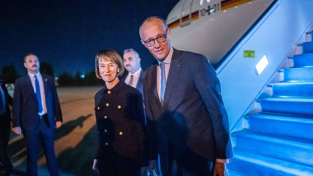 Bundeskanzler Merz ist in der Türkei eingetroffen. | © Michael Kappeler/dpa