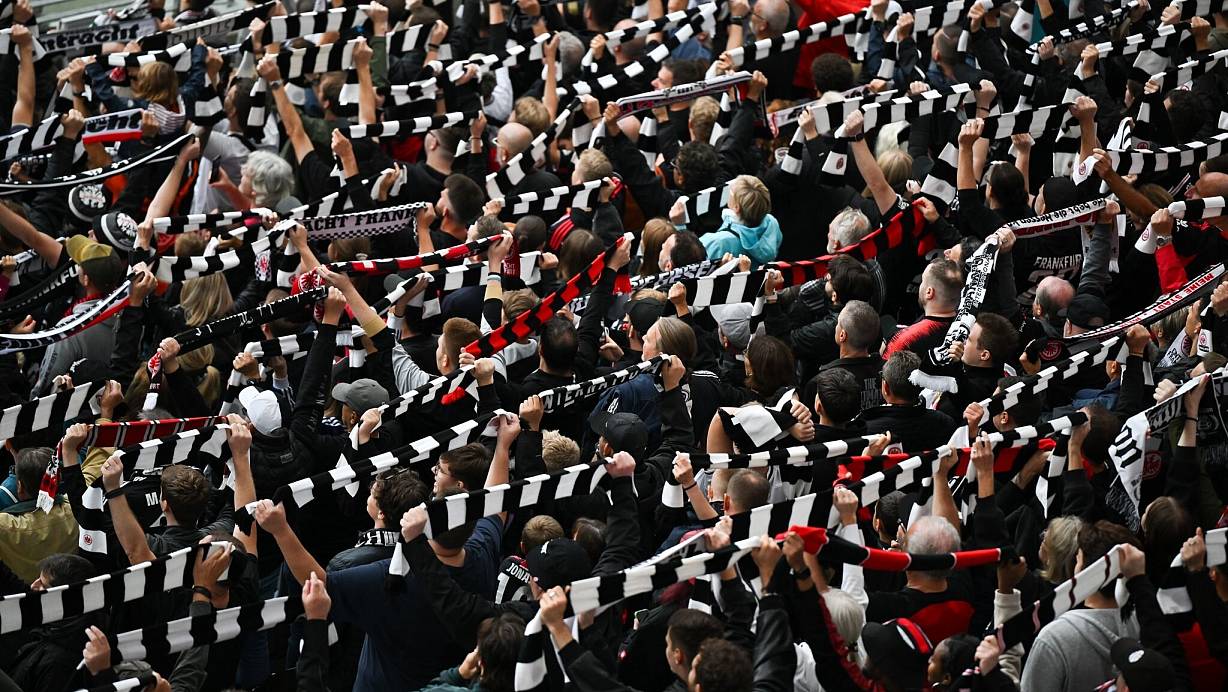 Eintracht Frankfurt wird bei der SSC Neapel nach Ablehnung eines Antrags auf Spielverlegung ohne Unterstützung der Fans spielen. (Archivbild) | © Arne Dedert/dpa