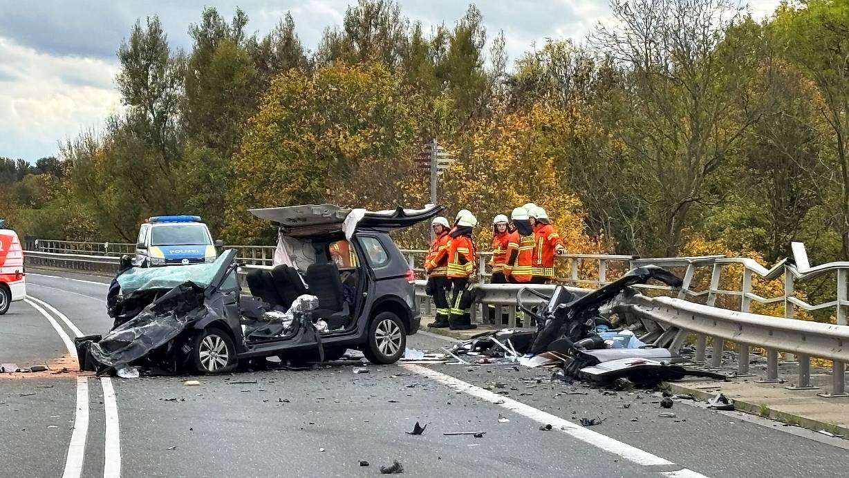 Auf der Bundesstraße 4 hat es einen schweren Unfall gegeben. | © Benjamin Müller/dpa