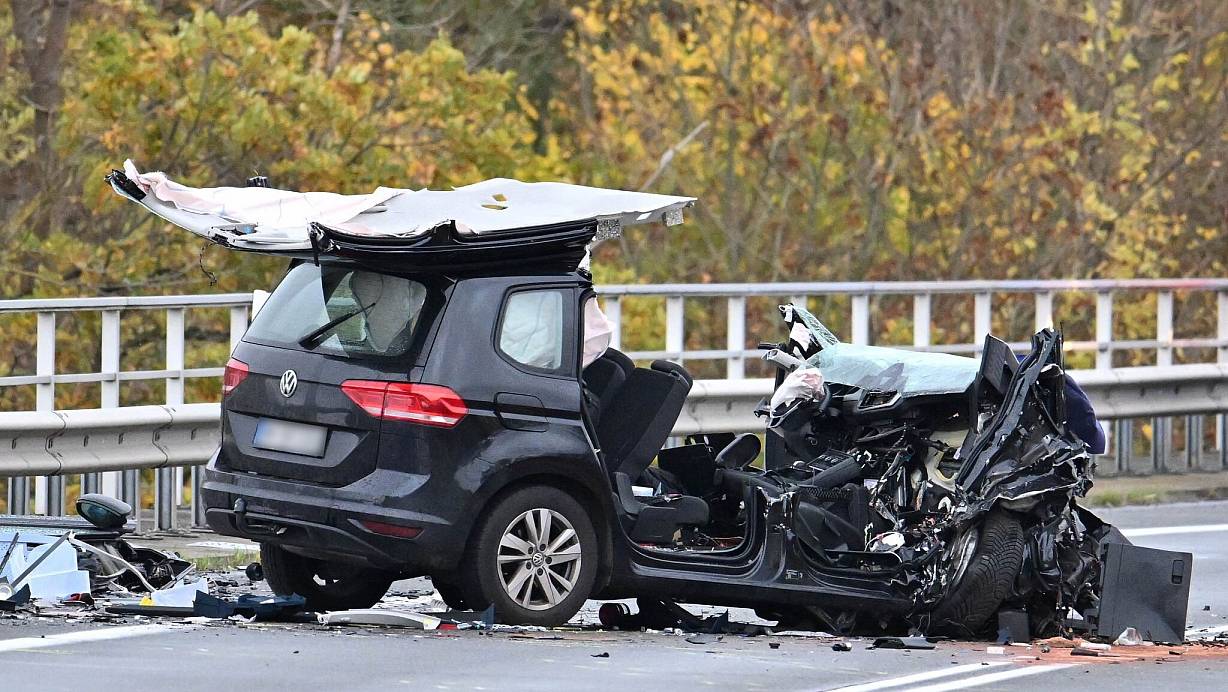 Der schwarze Pkw wurde völlig zerstört. Das Dach des Wagens ist größtenteils abgerissen. | © Swen Pförtner/dpa