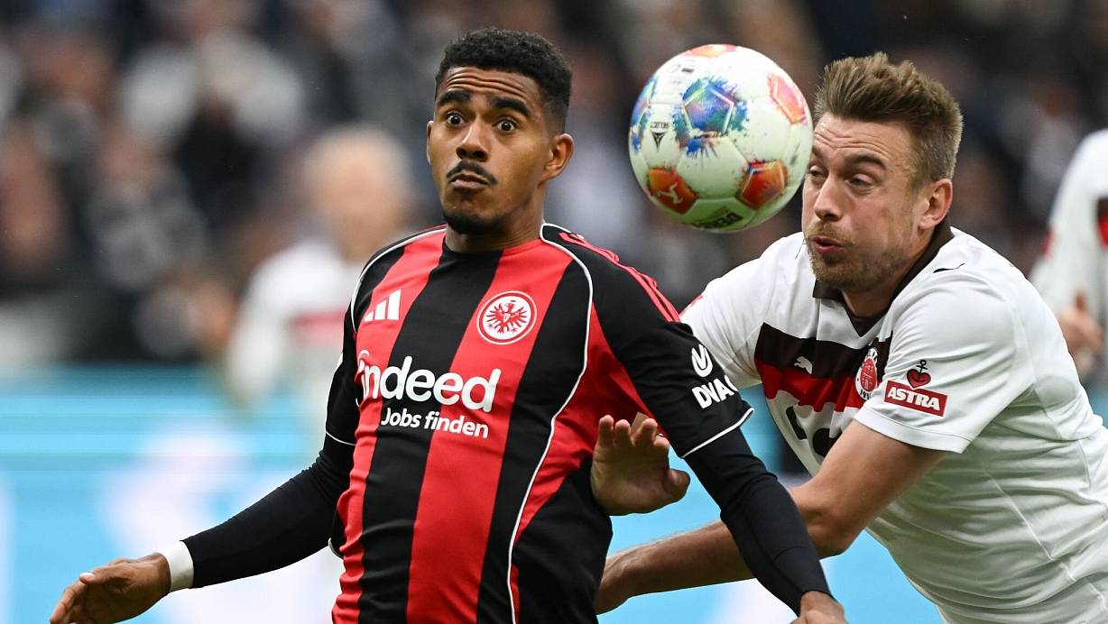 Lieferten sich ein umkämpftes Duell: Eintracht Frankfurt um Ansgar Knauff (l) und der FC St. Pauli um Hauke Wahl (r). | © Arne Dedert/dpa