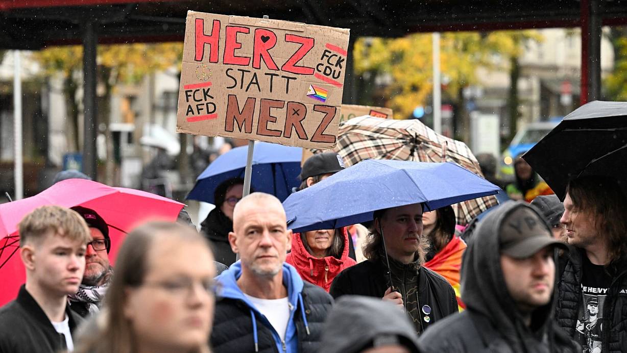 Mit Regenschirmen und selbstgebastelten Transparenten versammelten sich die Demonstranten auf dem Neheimer Markt. | © Roberto Pfeil/dpa