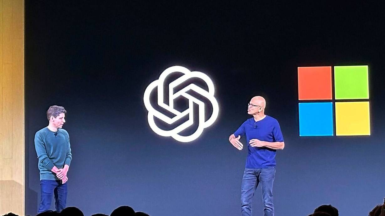 Microsoft-Chef Satya Nadella (rechts im Bild) war ein früher Unterstützer von OpenAI und des Mitgründers Sam Altman. (Archivbild) | © Barbara Ortutey/AP/dpa