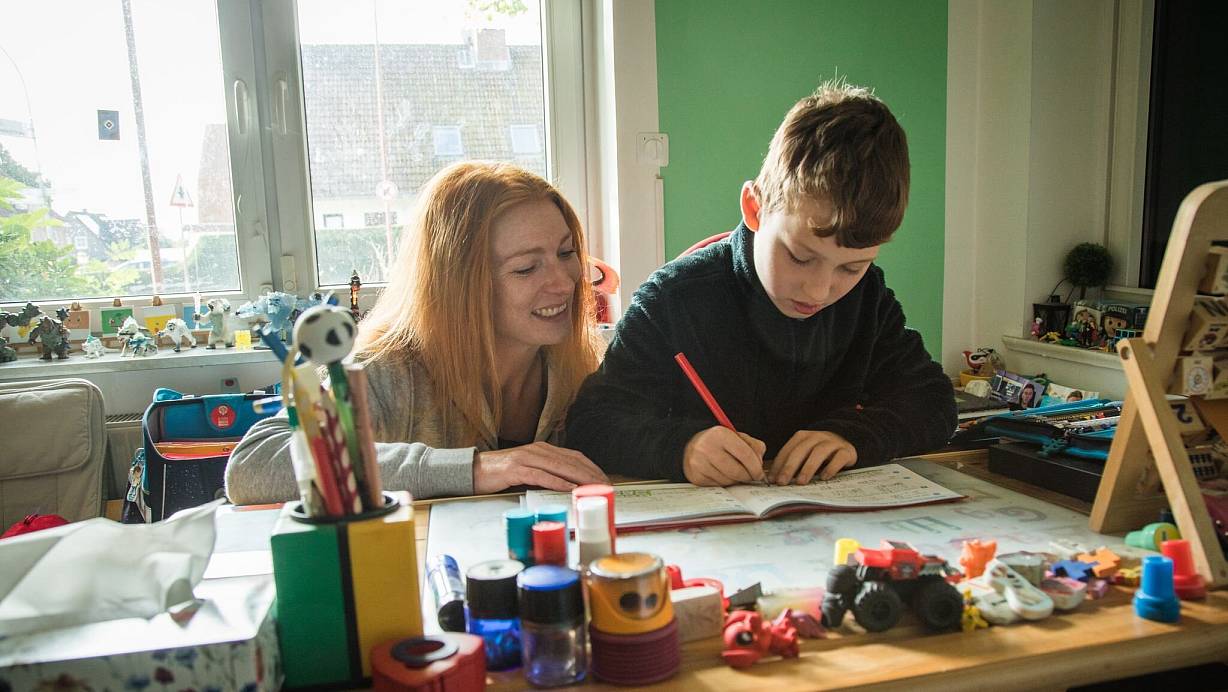 Worte prägen das Selbstbild: Positive Rückmeldungen stärken das Selbstwertgefühl von Kindern. | © Christin Klose/dpa-tmn