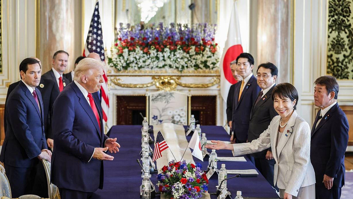 USA und Japan stärken ihr Bündnis. | © Franck Robichon/EPA Pool/dpa