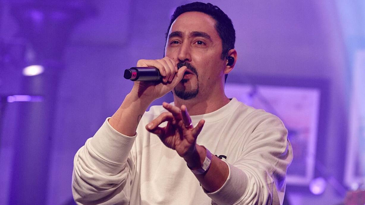 Rapper Eko Fresh setzt sich in einem neuen Song mit der «Stadtbild»-Debatte auseinander (Archivbild). | © Georg Wendt/dpa