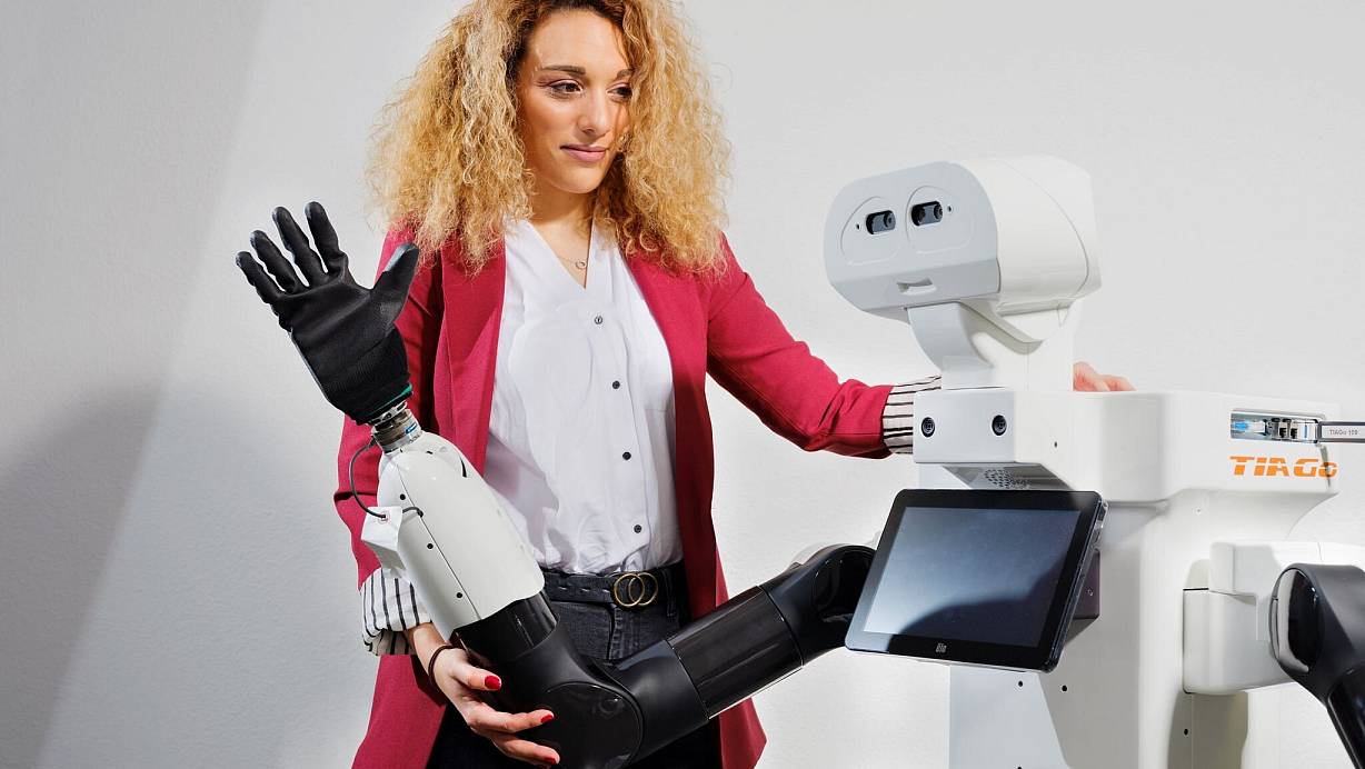 Roboter nicht als Ersatz, sondern als vertrauensvoller Partner des Menschen: Damit beschäftigt sich die Darmstädter Informatikerin Georgia Chalvatzaki. (Handout) | © Katrin Binner/TU Darmstadt/dpa