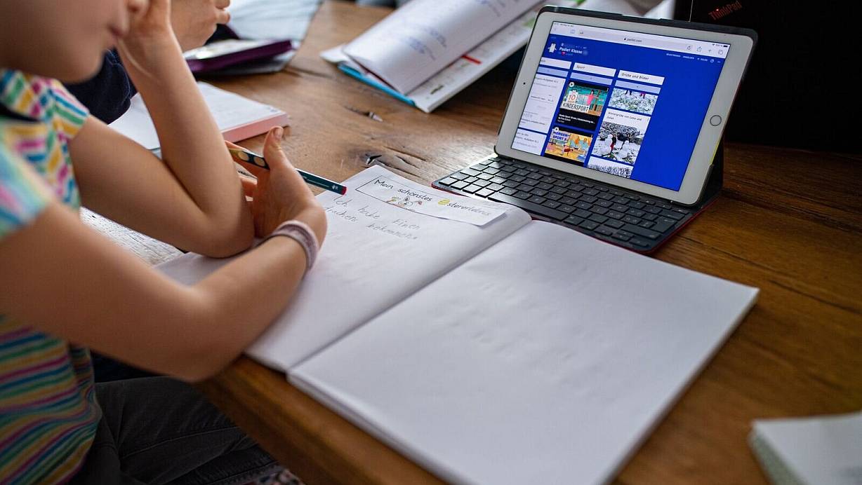 Nordrhein-Westfalen schafft rechtliche Klarheit, wann Distanzunterricht möglich ist. (Archivbild) | © Guido Kirchner/dpa