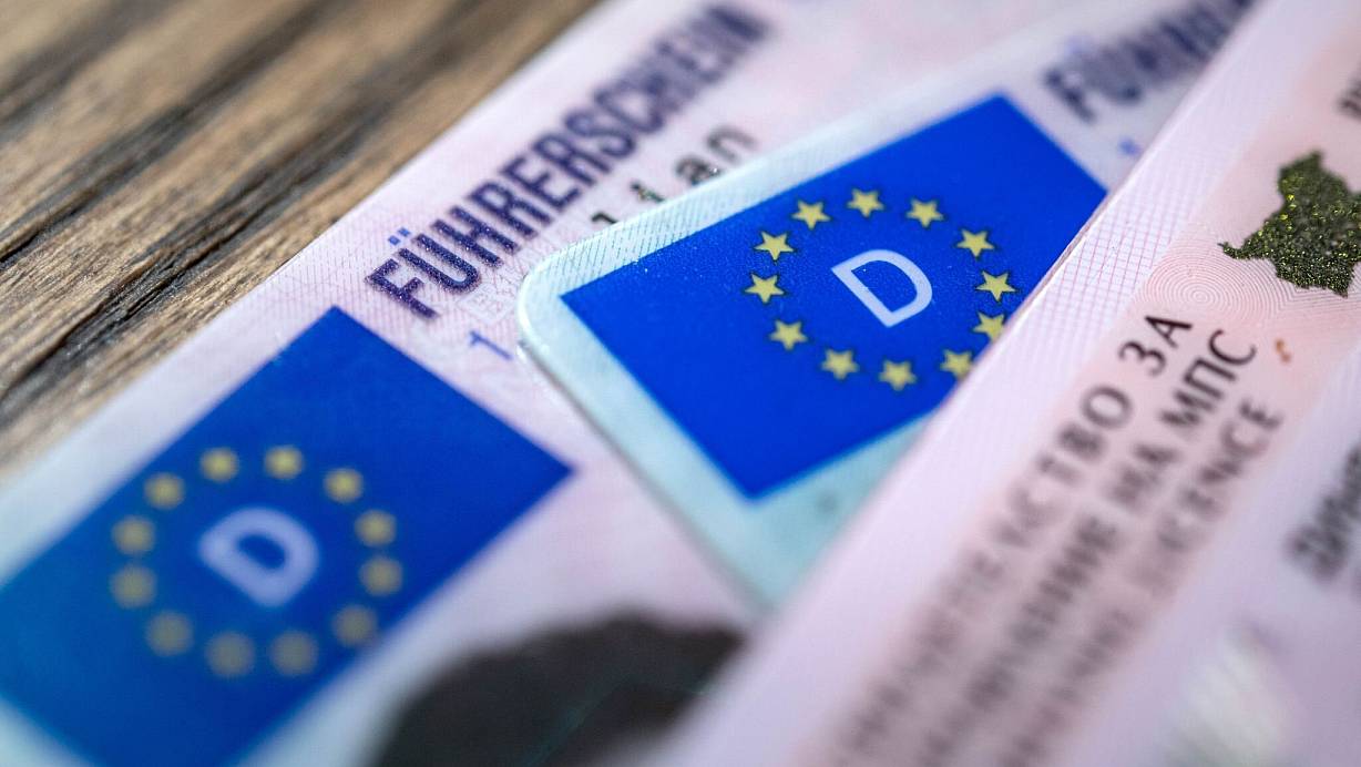 Für den Betrug sollen die Kunden einen mittleren bis hohen vierstelligen Betrag gezahlt haben. (Symbolbild) | © Sina Schuldt/dpa