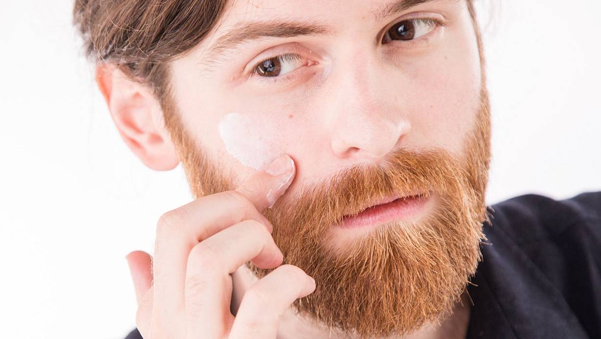 Problematische Substanzen wie Formaldehyd oder Diethylphthalat wurden in den getesteten Gesichtscremes für Männer nicht nachgewiesen. | © Christin Klose/dpa-tmn