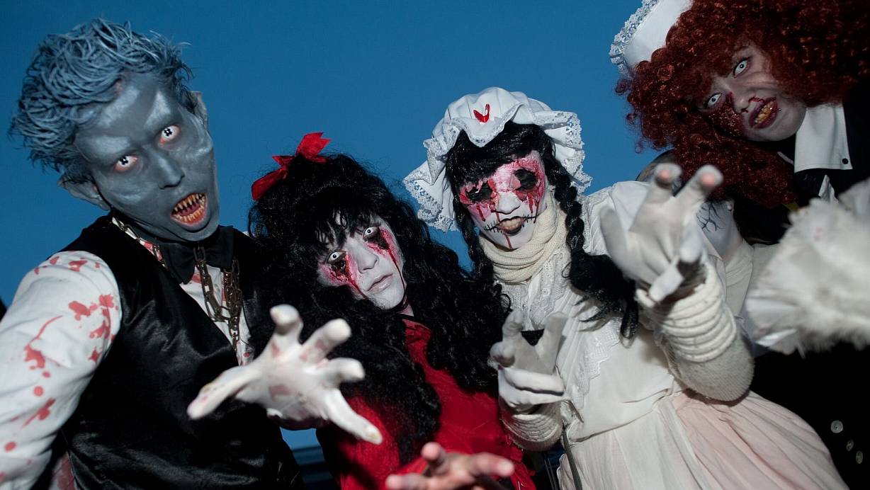 Gruselige Fahrgemeinschaft: Unkenntlich maskiert oder in behindernden Kostümen steigen Halloween-Fans besser nicht hinters Lenkrad. | © Klaus-Dietmar Gabbert/dpa-tmn