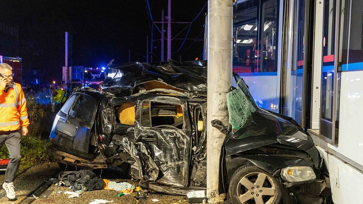 Das Auto wurde zwischen Betonmast und Straßenbahn eingeklemmt, die Aufräumarbeiten dauerten auch nachts noch an. | © Justin Brosch/dpa