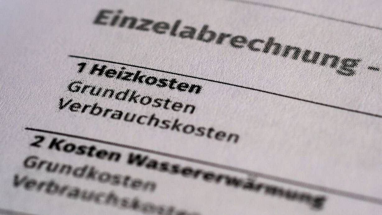 Auf einer Jahresabrechnung werden die Heizkosten und die Kosten für die Wassererwärmung aufgeführt. | © Jens Kalaene/dpa