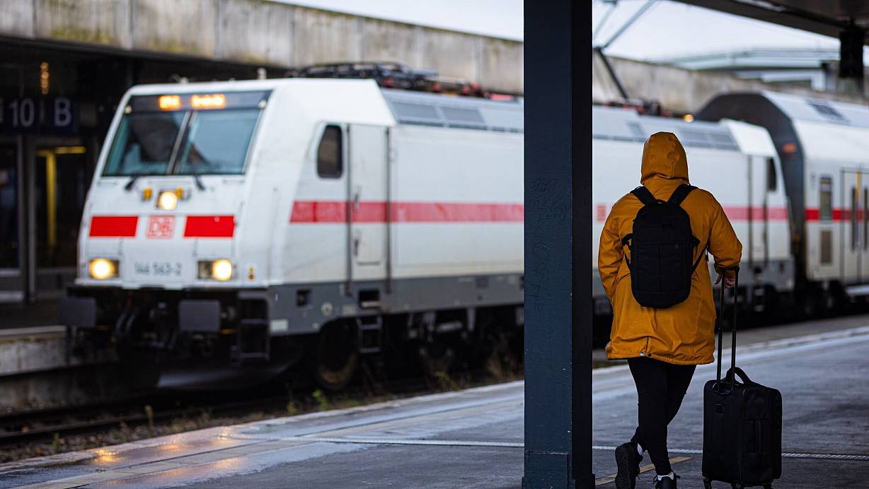 Schietwetter: Wegen Herbststürmen kann es im Bahnverkehr zu erheblichen Einschränkungen kommen. | © Moritz Frankenberg/dpa/dpa-tmn