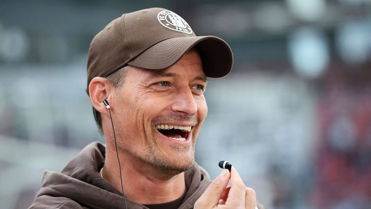 Nach dem Sieg im Pokal will Pauli-Coach Alexander Blessin auch in der Liga wieder lachen. (Archivfoto) | © Christian Charisius/dpa