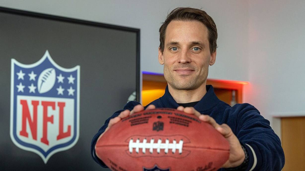 Deutschlands NFL-Chef Alexander Steinforth freut sich über die große Nachfrage. | © Soeren Stache/dpa