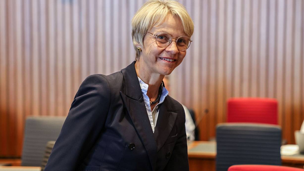 Ministerin Dorothee Feller (CDU) kommt in den Schulausschuss des Landtags (Archivfoto) | © Oliver Berg/dpa