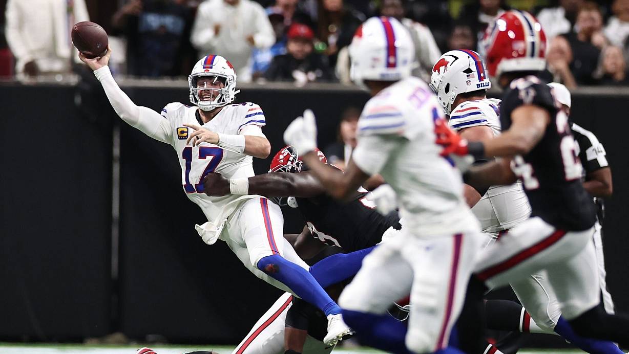 Bills-Quarterback Josh Allen (Nr. 17) war gegen die Falcons permanent unter Druck. | © Colin Hubbard/FR172196 AP/AP/dpa