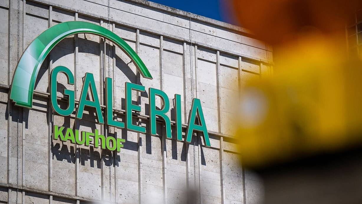 Hinter der Warenhauskette liegen schwierige Jahre. Im Sommer 2024 war das vorerst letzte Insolvenzverfahren aufgehoben worden. | © Monika Skolimowska/dpa