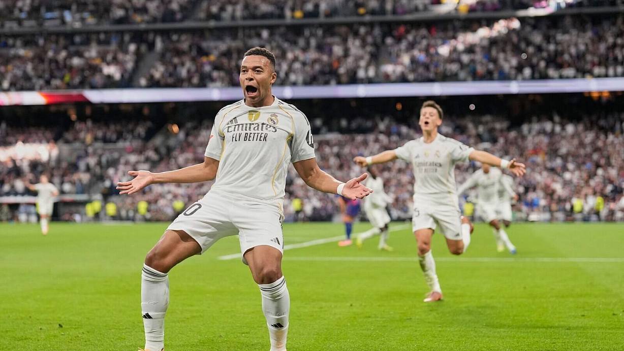 Kylian Mbappé brachte Real Madrid gegen Barcelona in Führung. | © Bernat Armangue/AP/dpa
