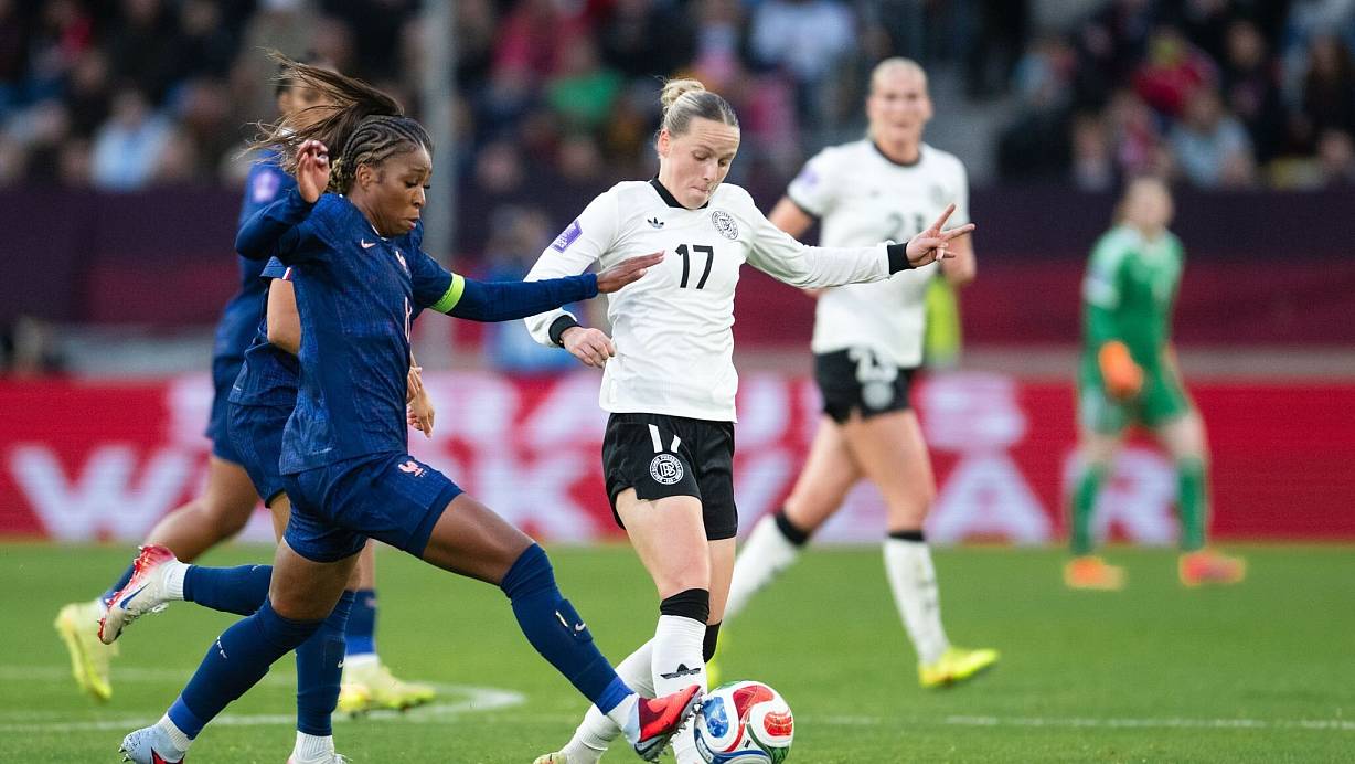 Überzeugte den Bundestrainer: Franziska Kett (r) vom FC Bayern. | © Marius Becker/dpa