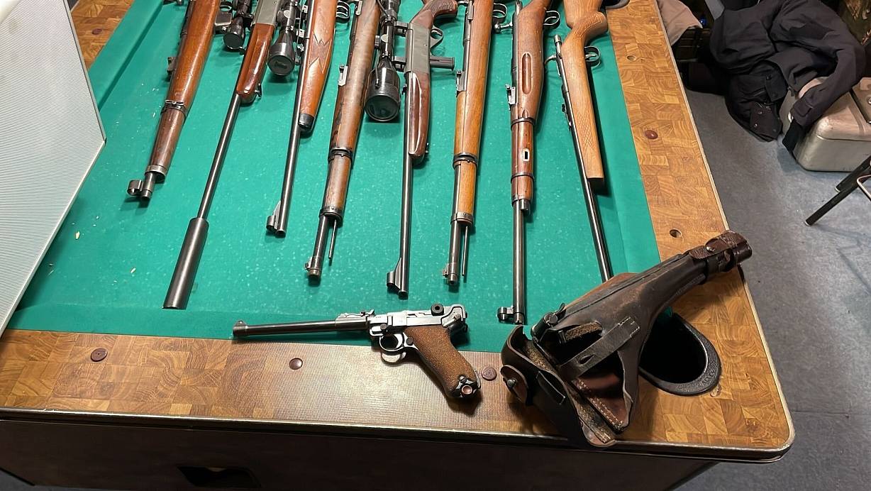 Waffen liegen in einem gemeinem Raum, den Fahnder im Haus eines mutmaßlichen Waffenhändlers gefunden haben. | © Polizei Wuppertal/dpa
