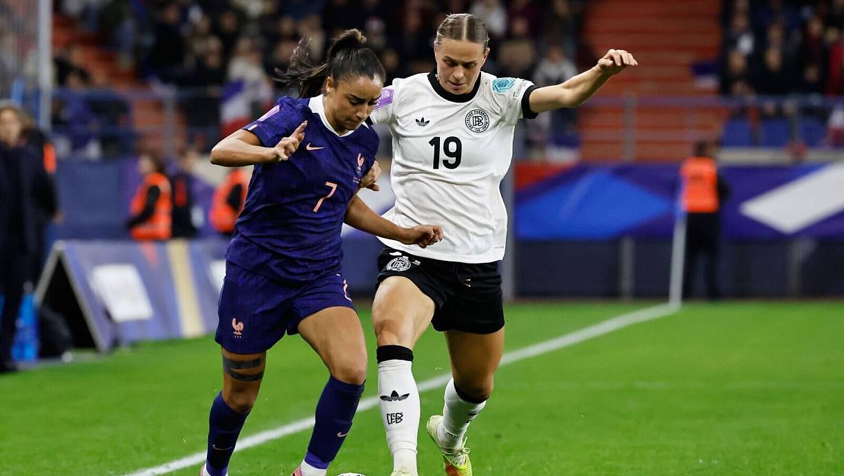 Setzte sich am Ende entscheidend durch: Linksaußen Klara Bühl (r.) trifft auch im Rückspiel | © Jeremias Gonzalez/AP/dpa