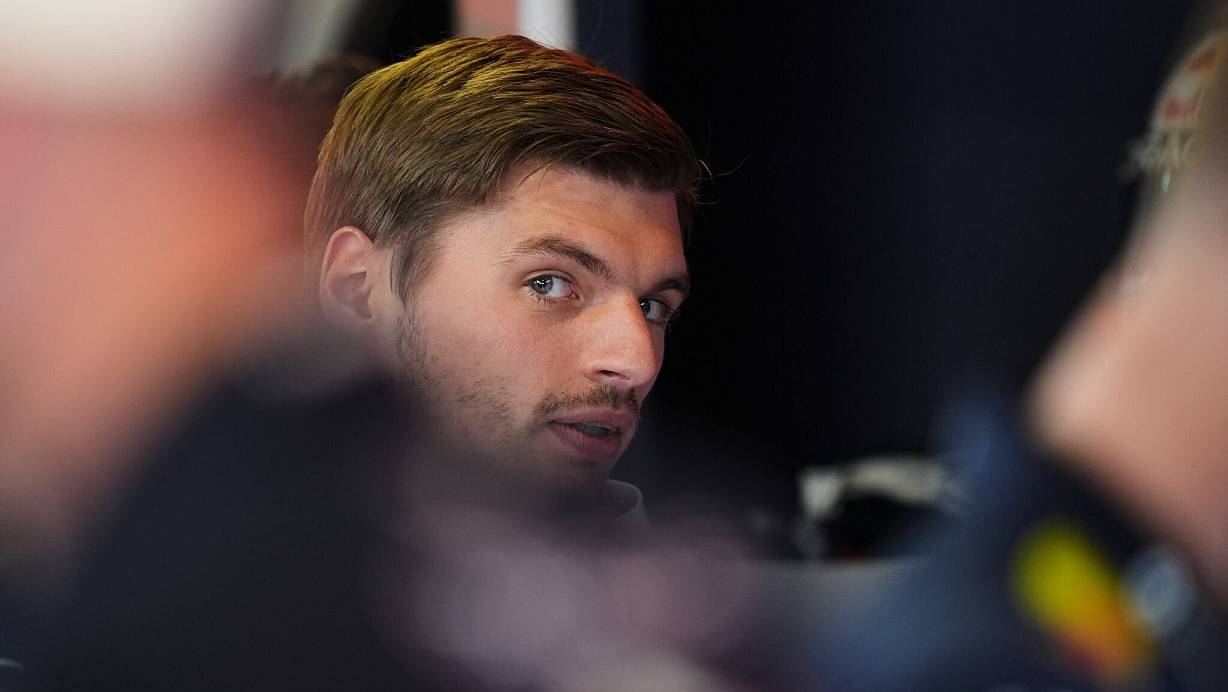 Nach seiner Pause im ersten Training stellt er die Trainingsbestzeit auf. | © Moises Castillo/AP/dpa