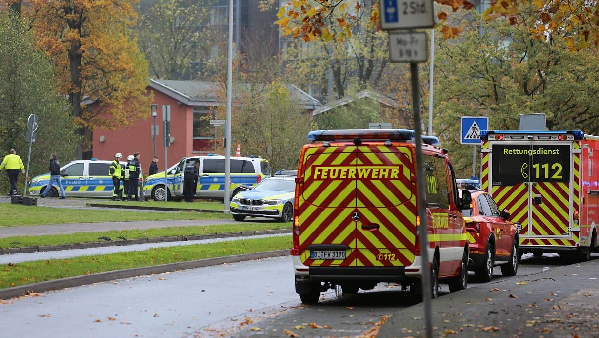 In Bielefeld hat die Polizei einen Platz großräumig abgesperrt. | © Christian Müller/dpa