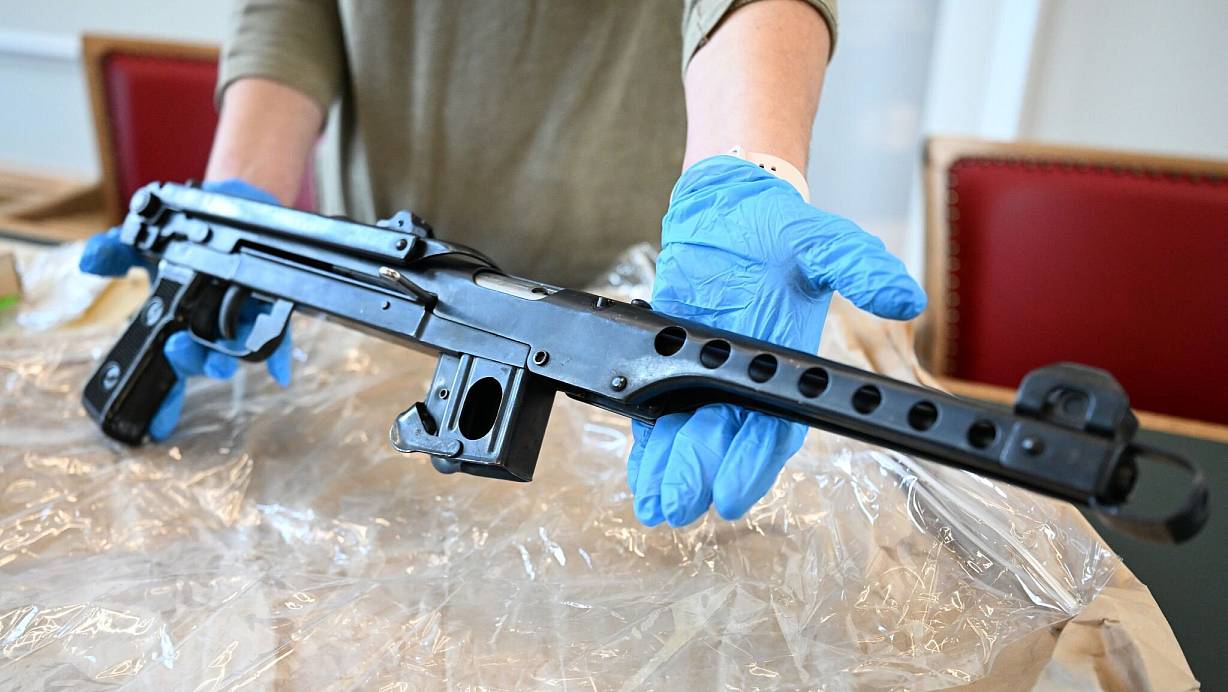 Die Polizei präsentierte sichergestellte Waffen. | © Federico Gambarini/dpa