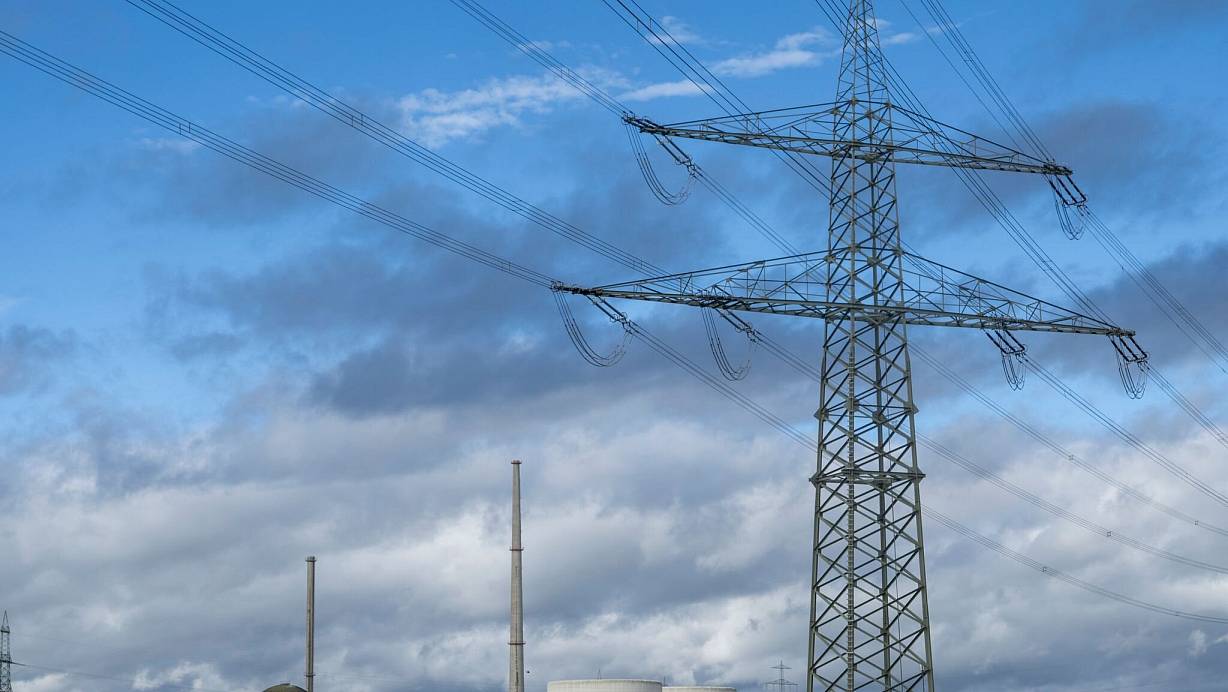 Das ehemalige Kernkraftwerk nach der Sprengung der Markanten Kühltürme. (Archivbild) | © Stefan Puchner/dpa