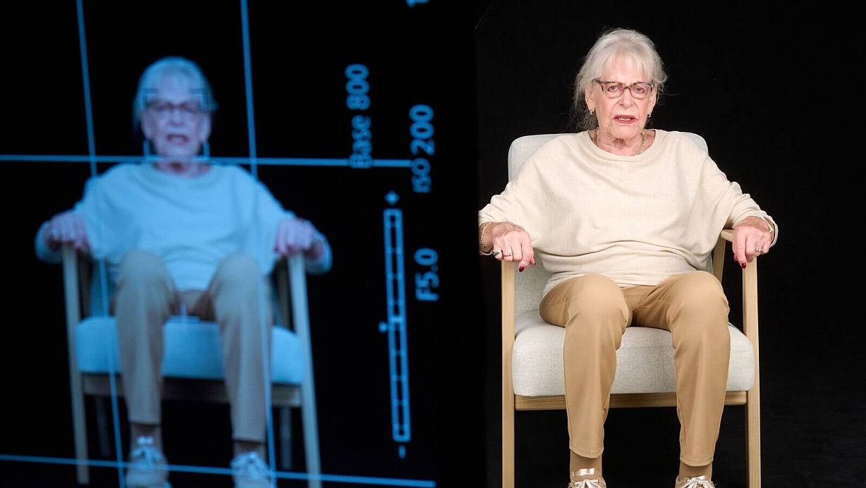 Die Holocaust-Überlebende Eva Weyl wird in einem Studio der TU Dortmund für ein Hologramm bei der Beantwortung von Fragen zu ihrem Leben gefilmt und ist dabei auf einem Monitor zu sehen. | © Bernd Thissen/dpa