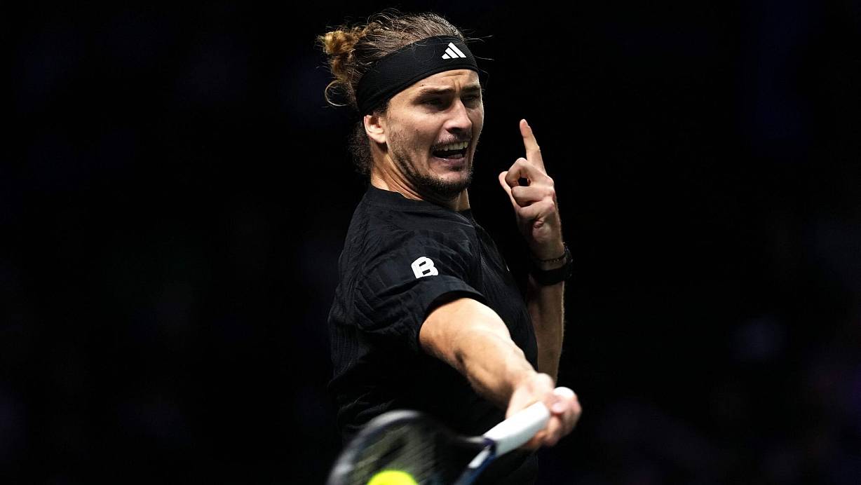 Alexander Zverev tat sich in seinem Auftaktmatch in Paris schwer. | © Dimitar Dilkoff/AFP/dpa