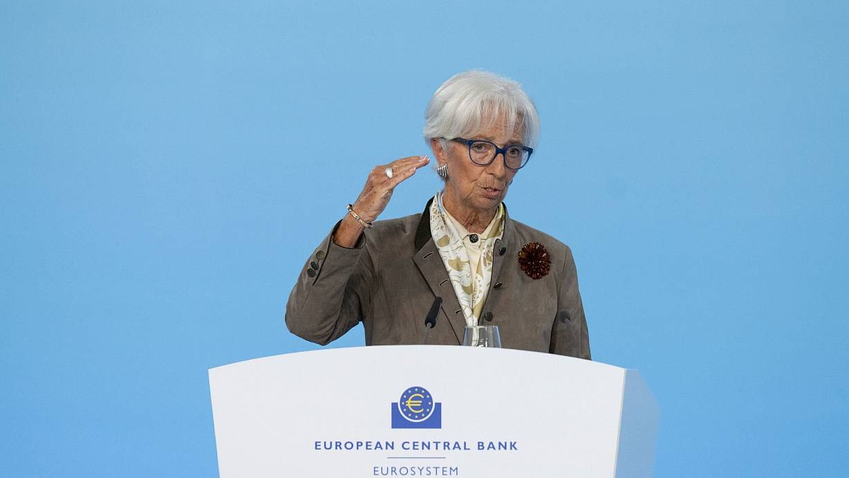 EZB-Präsidentin Lagarde hält sich in einer Welt voller Krisen alle Optionen offen. (Archivbild) | © Boris Roessler/dpa