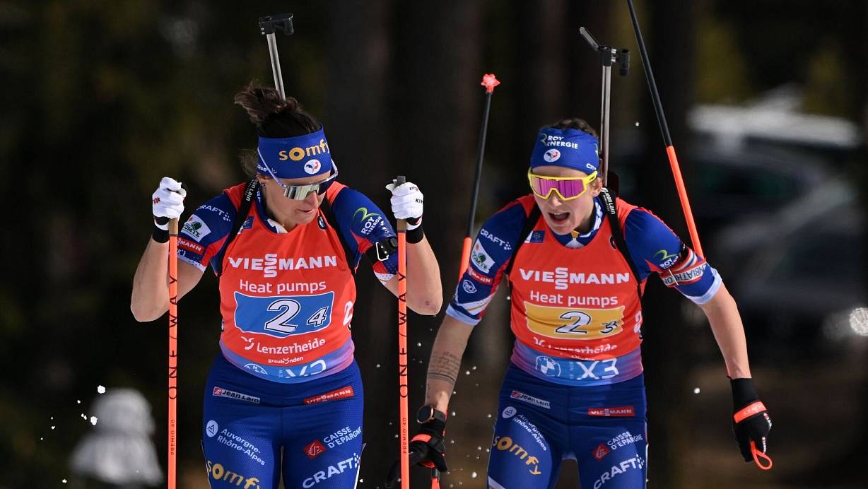 Julia Simon (l) muss nun auch sportliche Sanktionen fürchten. (Archivbild) | © Martin Schutt/dpa