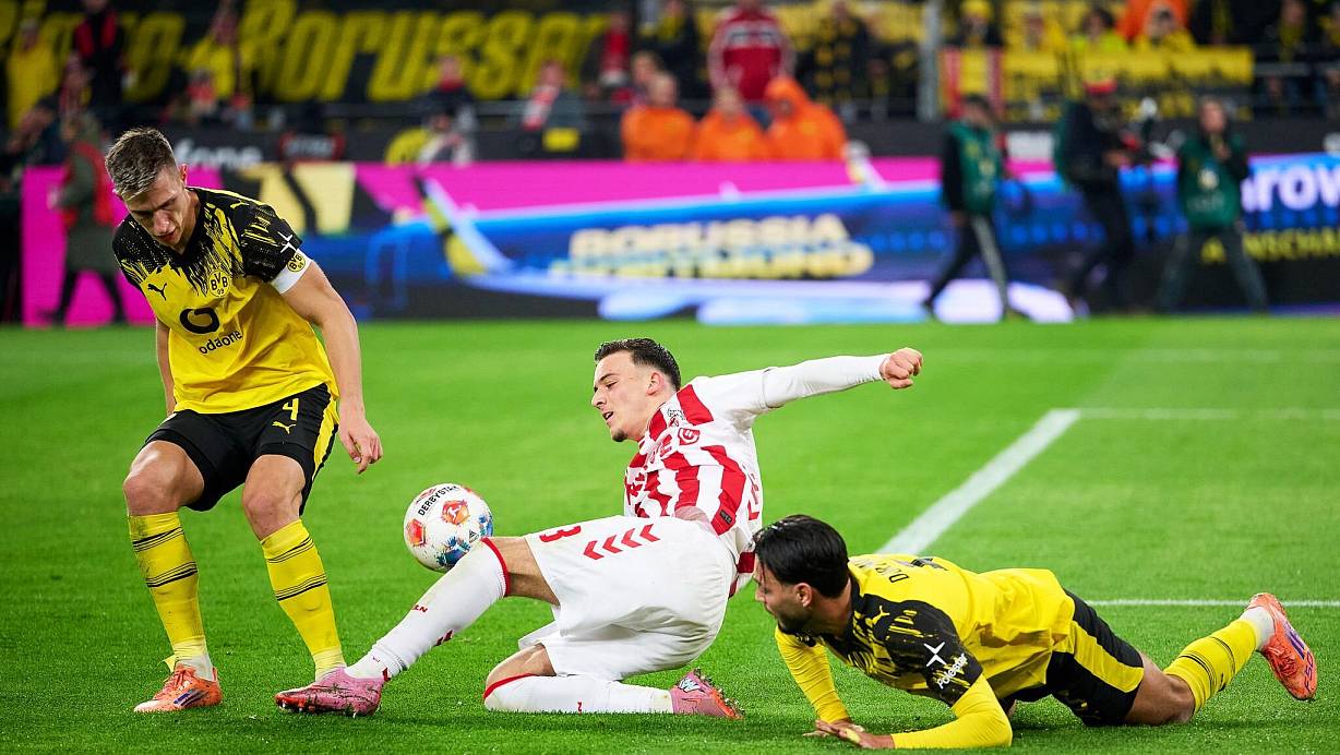 Said El Mala (M) stellte die BVB-Defensive immer wieder vor Probleme. | © Bernd Thissen/dpa