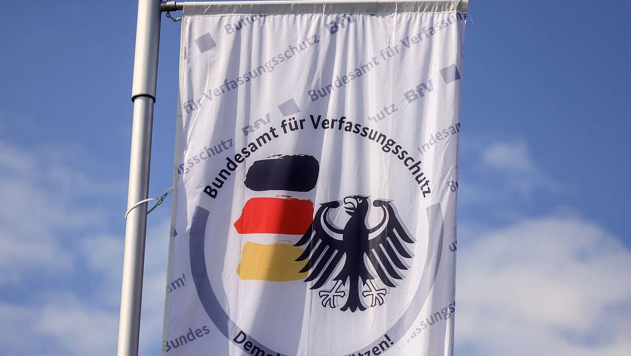 Der Verfassungsschutz hat die Aufgabe, die Demokratie zu schützen. Der Hauptsitz der Behörde ist in Köln. (Symbolbild) | © Oliver Berg/dpa