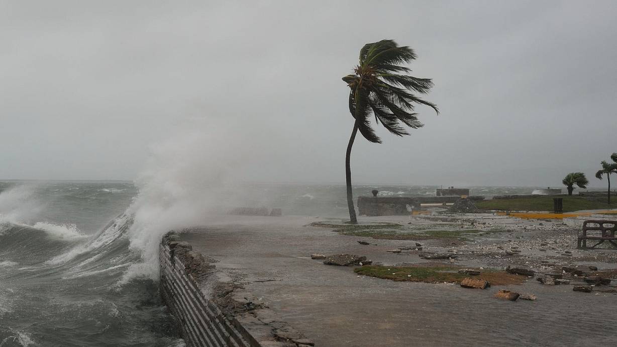Hurrikan «Melissa» hat auf Jamaika Häuser und Straßen beschädigt, ganze Gebiete überflutet und mehr als 530.000 Haushalte von der Stromversorgung abgeschnitten. | © Matias Delacroix/AP/dpa-tmn