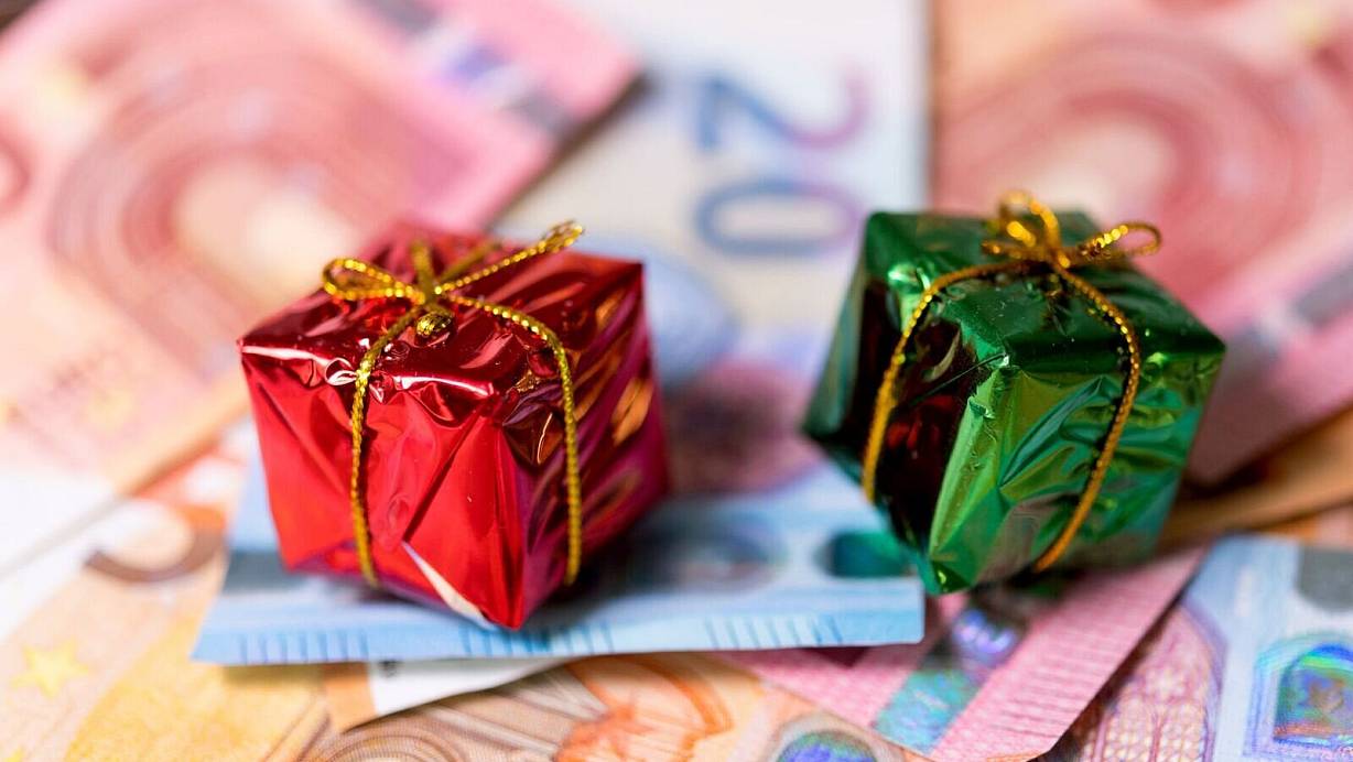Weihnachtsgeld ist für Beschäftigte ein willkommenes Geschenk. (Symbolbild) | © Monika Skolimowska/dpa/dpa-tmn
