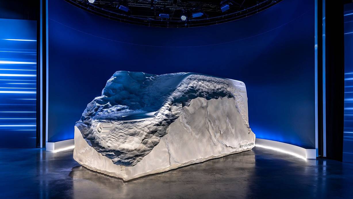 Bildhauerischer Vorgeschmack auf die neue Van-Generation: Mercedes hat eine Skulptur enthüllt, die erste Designhints für die kommenden Kastenwagen gibt. | © Mercedes-Benz AG/dpa-tmn