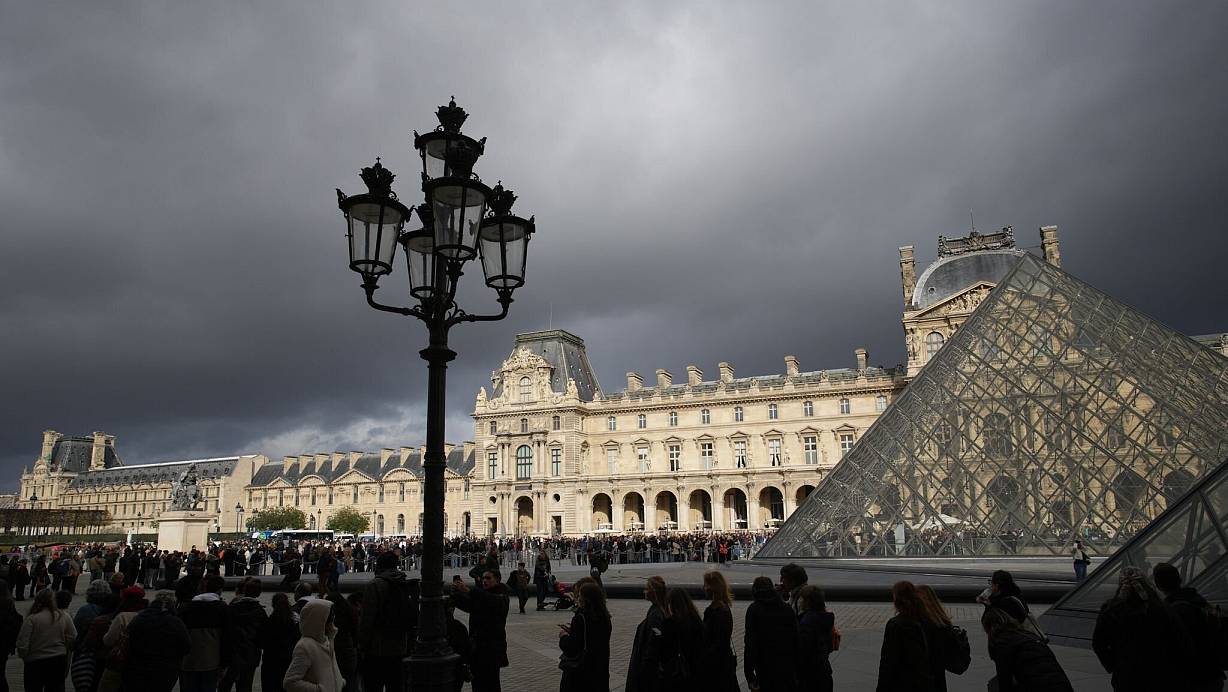 Mit den Sicherheitsvorkehrungen im Pariser Louvre soll es nicht zum Besten bestellt sein (Archivbild). | © Christophe Ena/AP/dpa